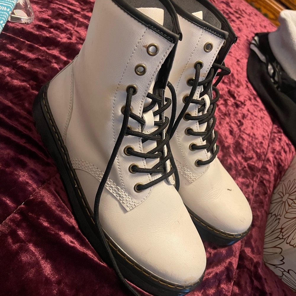 Size 9 air wave ladies Dr martens